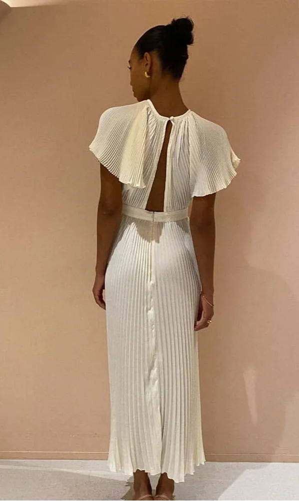 Vestido Arthemis midi plissado visto de costas com detalhe aberto e fechamento delicado.