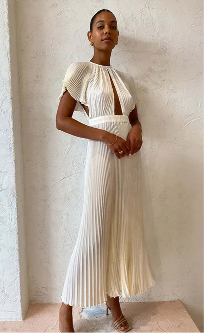 Vestido Arthemis midi plissado com recorte frontal elegante e caimento sofisticado.