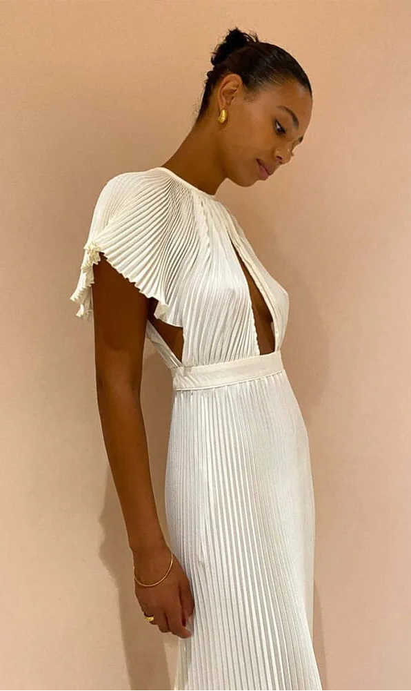 Vestido Arthemis midi plissado em perfil lateral com recortes sutis e modelagem fluida.