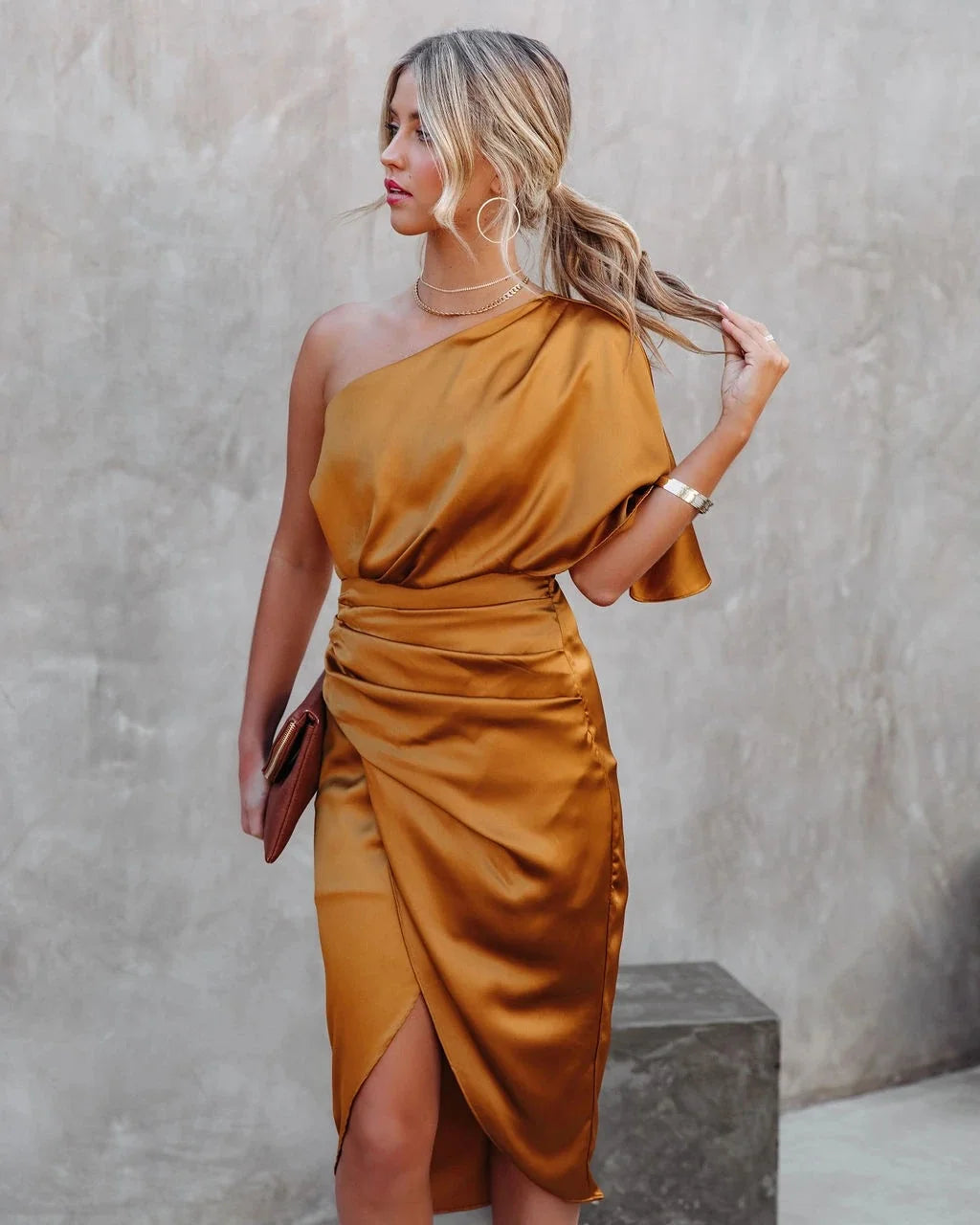 Vestido Athena midi de um ombro só laranja corte elegante que valoriza a silhueta.
