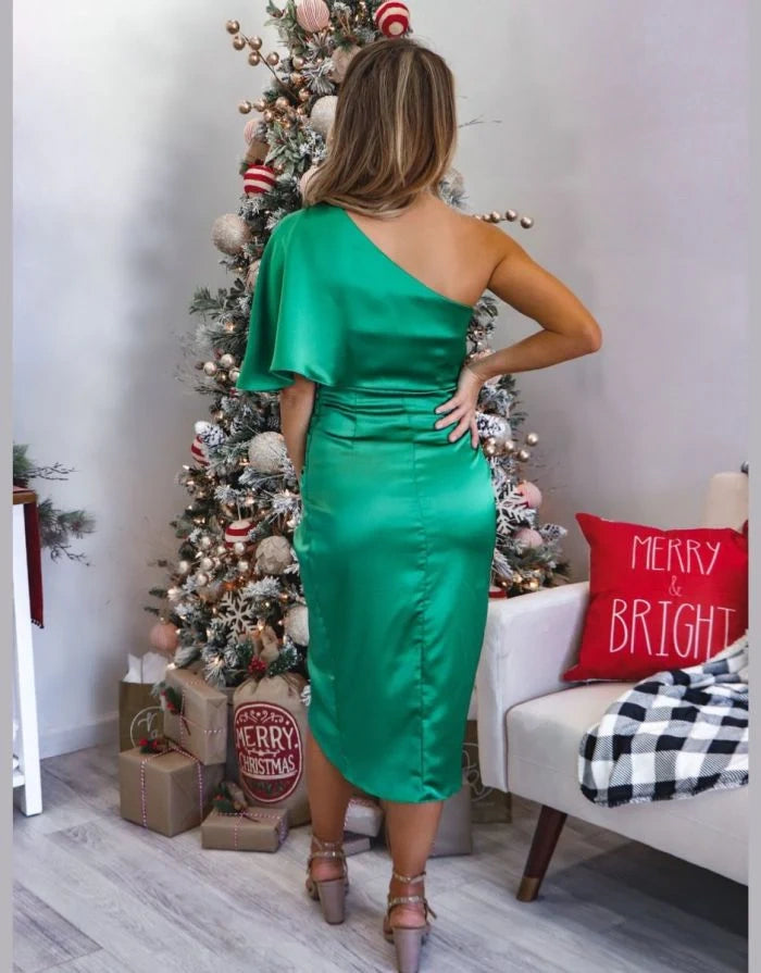 Vestido Athena midi verde visto de costas, tecido acetinado com caimento elegante.