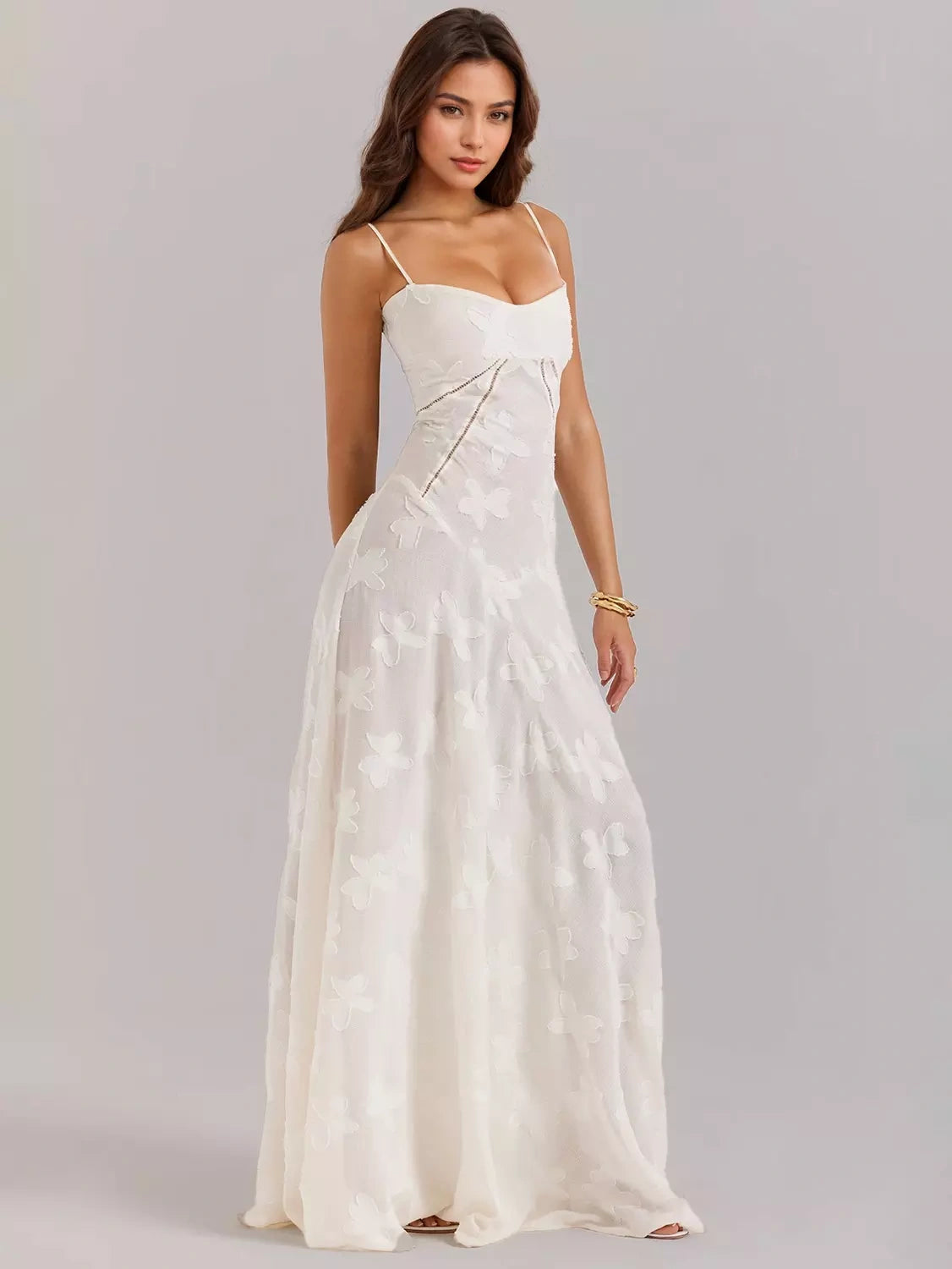 Vestido longo Aveline com decote suave e bordados florais em relevo, fotografado em fundo neutro.