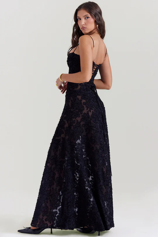 Vestido longo Blair preto com amarração ajustável nas costas e caimento sofisticado, modelo em pose diagonal.