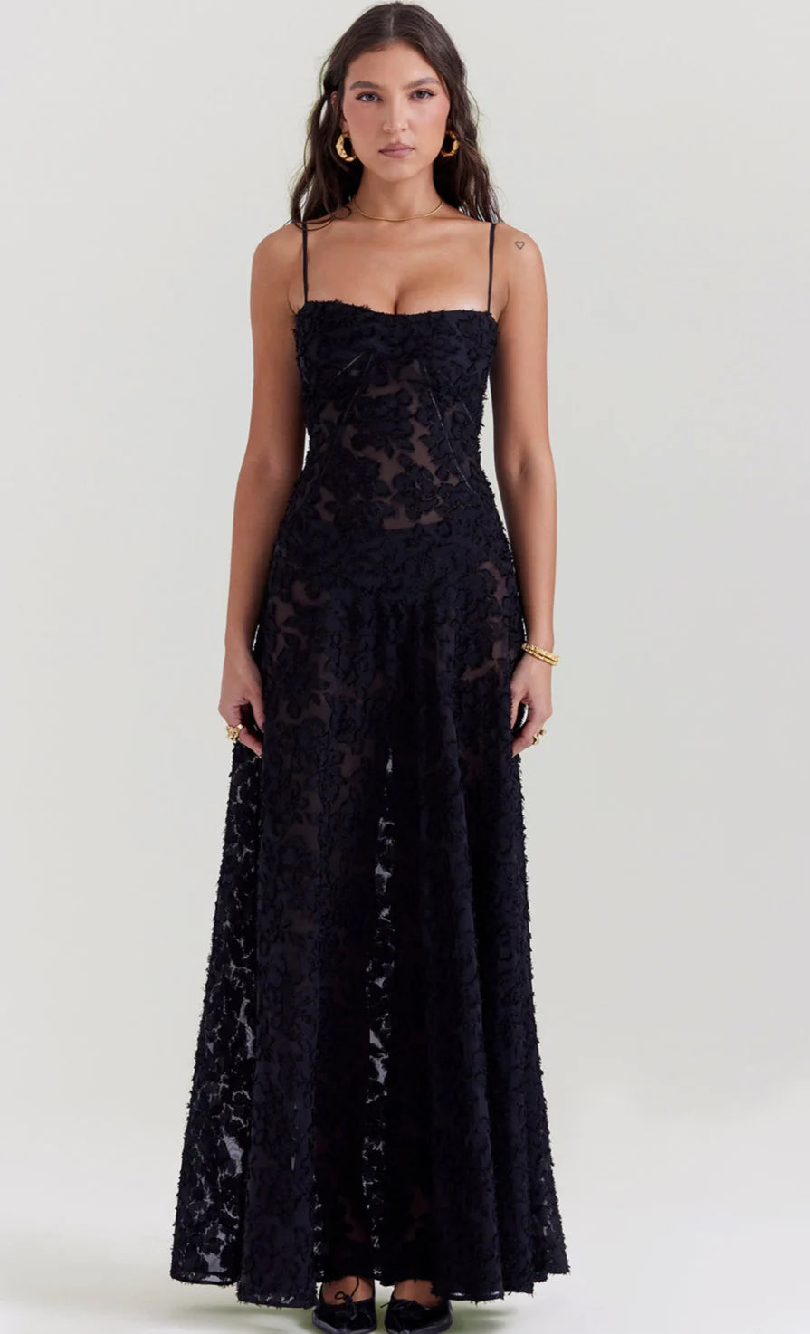 Vestido longo Blair preto com alças finas e bordados florais, modelo em pose frontal elegante.