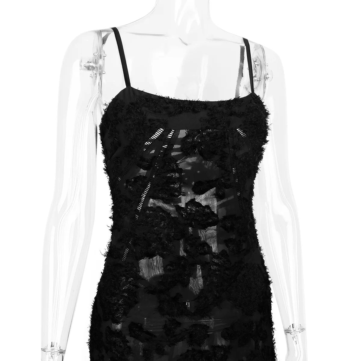 Vestido longo Blair preto exposto em manequim, evidenciando caimento e design com transparência elegante.