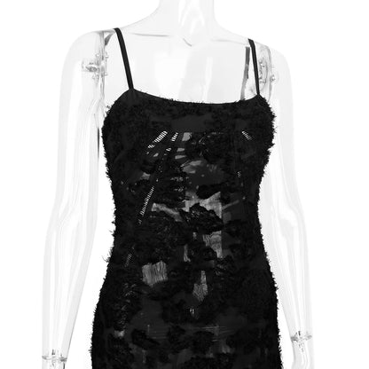 Vestido longo Blair preto exposto em manequim, evidenciando caimento e design com transparência elegante.