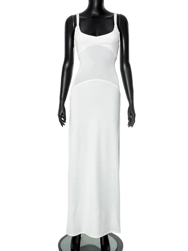 Vestido longo branco com recorte frontal e caimento justo – vista lateral em exposição.

