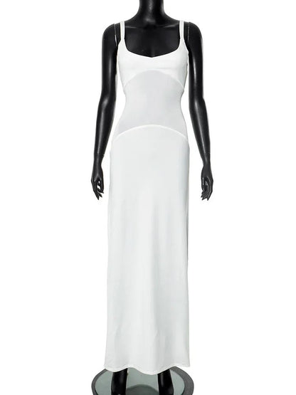 Vestido longo branco com recorte frontal e caimento justo – vista lateral em exposição.

