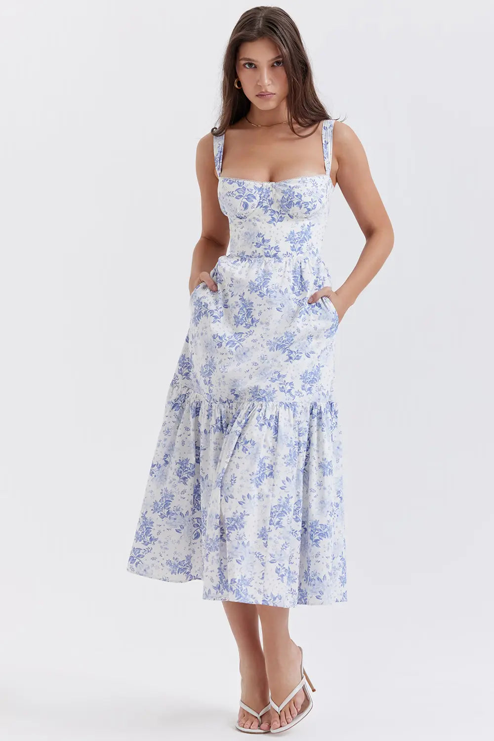 Vestido Camille midi floral azul com cintura estruturada, busto delicado e caimento sofisticado