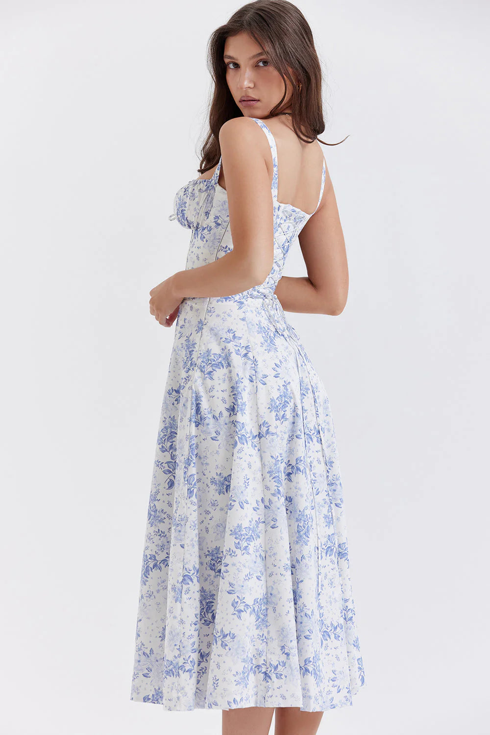 Vestido Camille midi estampado floral azul com detalhe de amarração nas costas modelagem estruturada