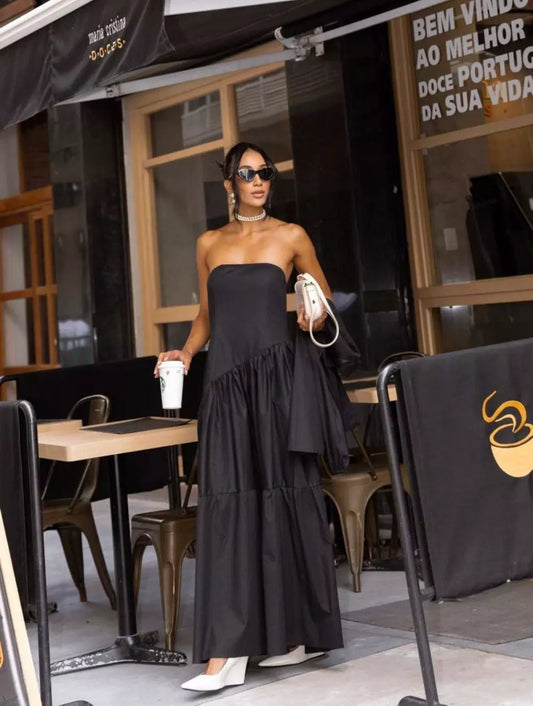 Vestido longo tomara que caia com camisa ampla em tricoline premium, elegante e versátil para diferentes ocasiões, com caimento impecável e estilo atemporal.