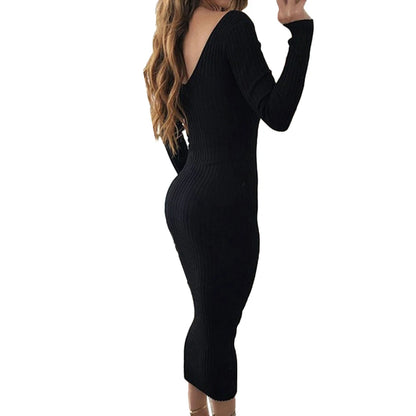 Vestido canelado preto com mangas longas e decote nas costas, modelo justo e elegante