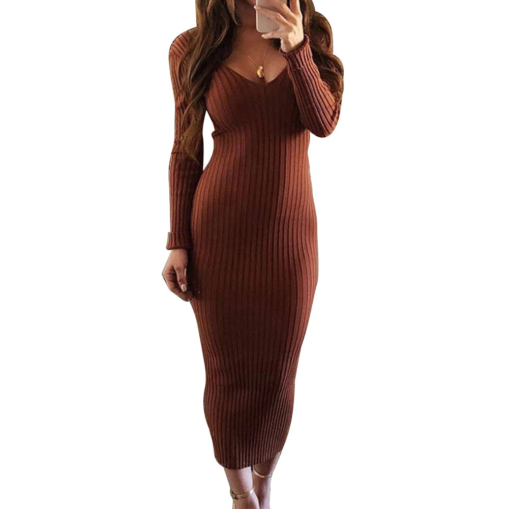 Vestido canelado terracota com textura vertical, decote em V e ajuste ao corpo