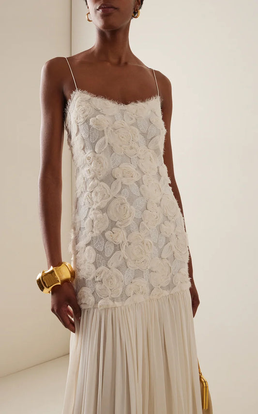 Detalhe do busto do Vestido Dália com bordado floral em renda 3D e cintura baixa elegante.