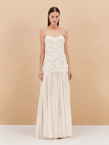 Vista frontal do Vestido Dália com busto floral em renda 3D e saia plissada em cintura baixa.
