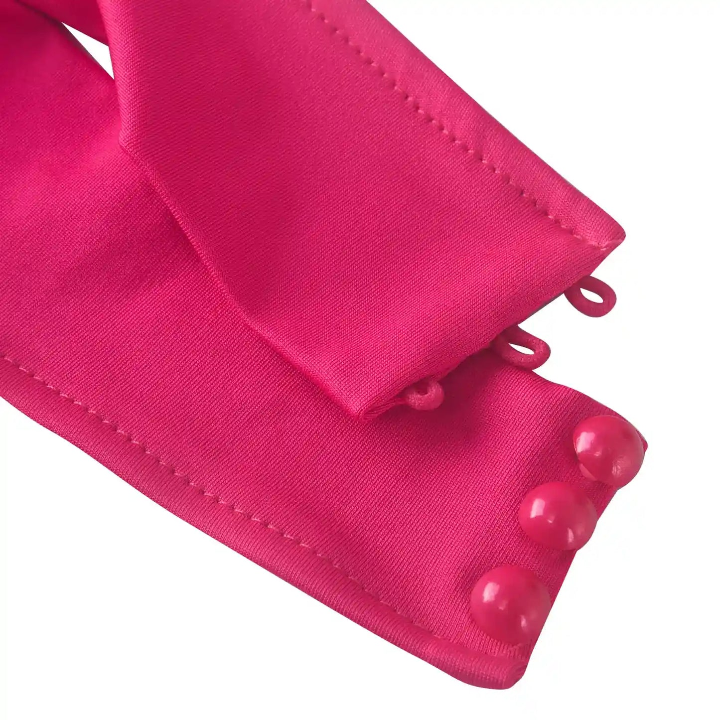 Close do tecido rosa com acabamento refinado e leve brilho — toque sofisticado e moderno.