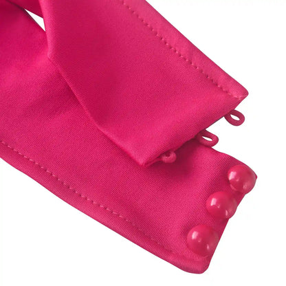Close do tecido rosa com acabamento refinado e leve brilho — toque sofisticado e moderno.