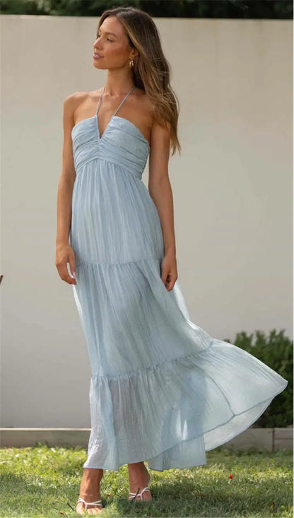 Vestido Diane em chiffon azul claro, comprimento longo, decote em V halter e saia plissada elegante