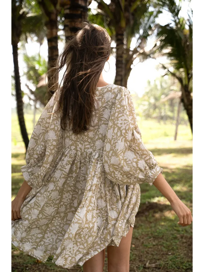 Vista traseira do vestido Duna bege, modelagem ampla com caimento leve.