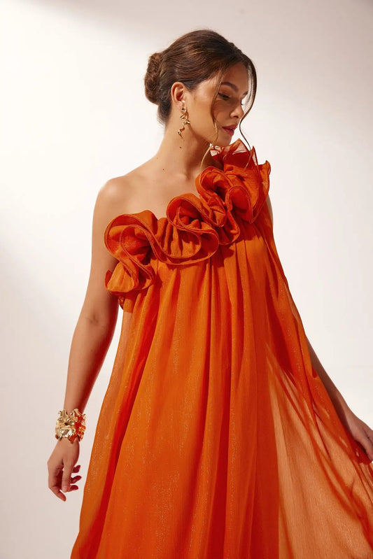 Vestido Ester um ombro com ondas volumosas no decote e caimento fluido até o chão