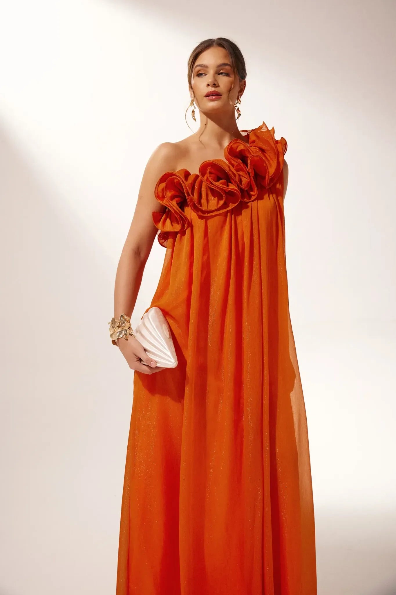 Vestido Ester longo um ombro com decote assimétrico e ondas estruturada