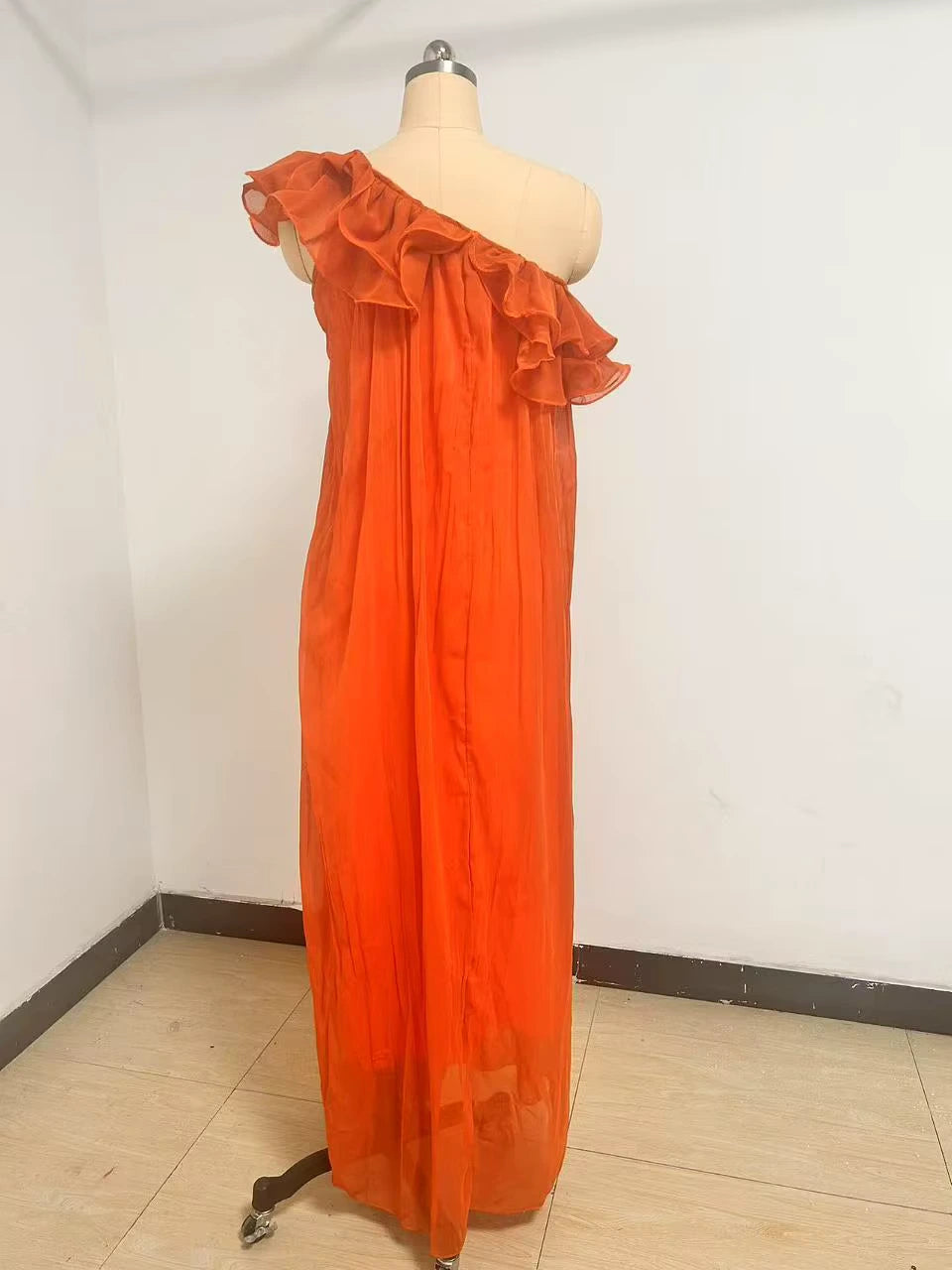Vista de costas do Vestido Ester em manequim destacando caimento amplo
