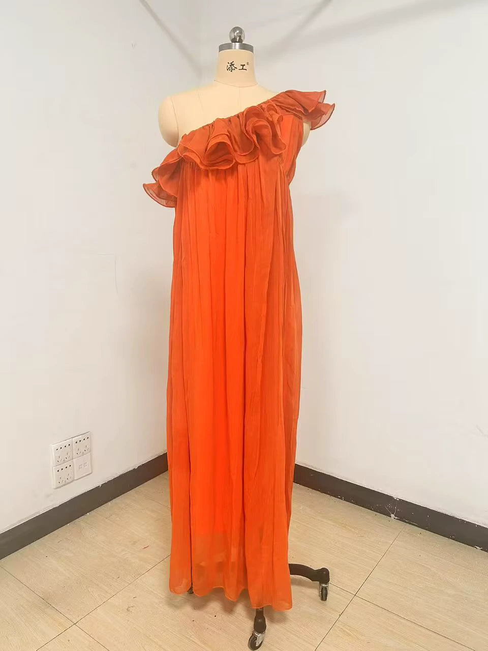 Vestido Ester em exposição no manequim com modelagem solta e barra longa