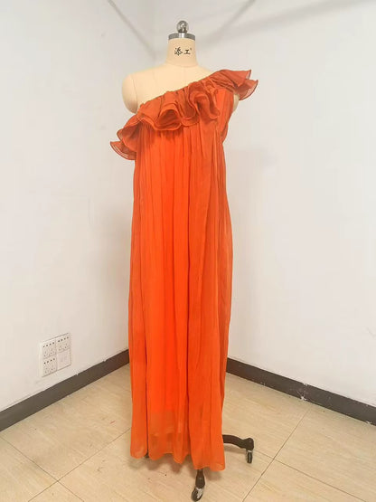 Vestido Ester em exposição no manequim com modelagem solta e barra longa