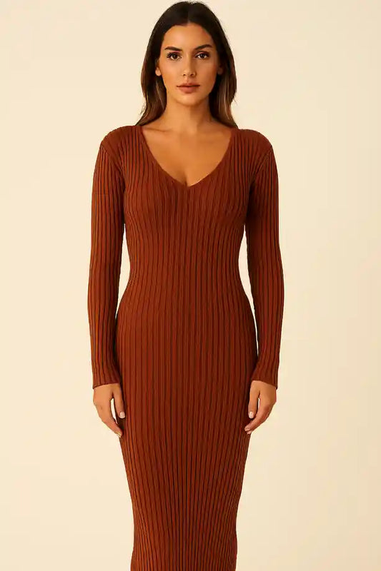 Modelo usando o Vestido Eva canelado terracota visto de frente, com mangas longas e decote em V