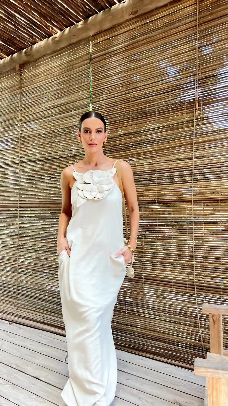 Vestido Flower bege longo até o tornozelo com detalhe floral no busto e caimento fluido