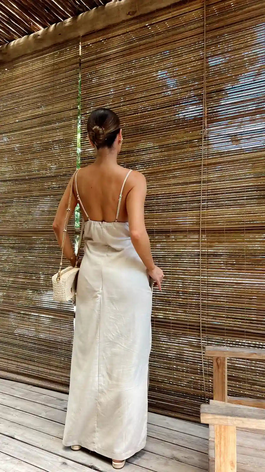 Vestido Flower bege visto de costas com alças finas e modelagem solta, Dress Eleven