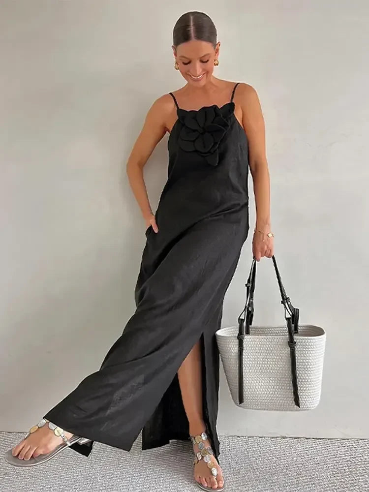 Vestido Flower preto longo com fenda lateral e flor frontal, estilo elegante atemporal