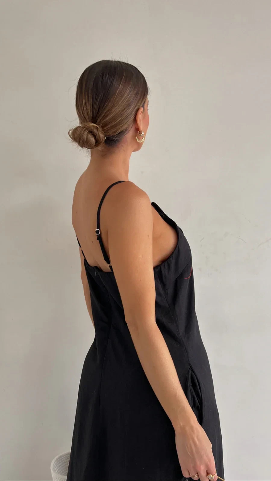 vestido Flower preto visto de costas com alças ajustáveis e caimento slim Dress Eleven
