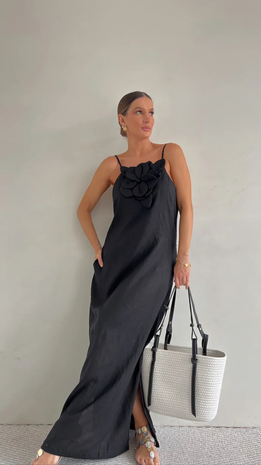 Vestido Flower preto longo com detalhe floral em destaque e bolsa elegante, Dress Eleven