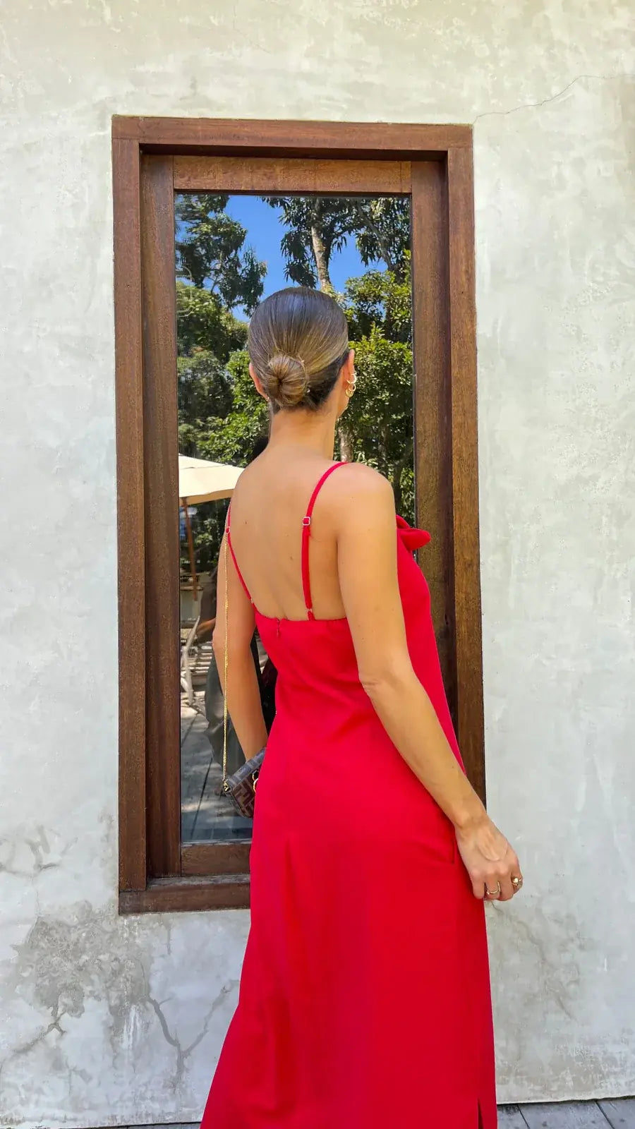 Vestido Flower vermelho visto de costas com alças finas e caimento sofisticado Dress Eleven