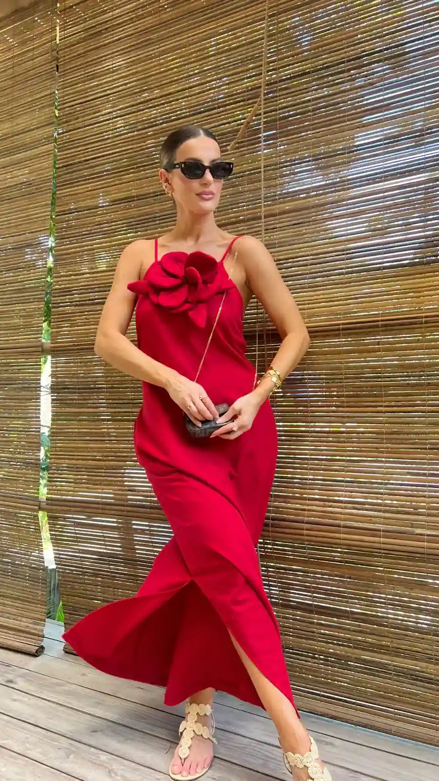 Vestido Flower vermelho com flor aplicada no busto e design elegante para ocasiões especiais