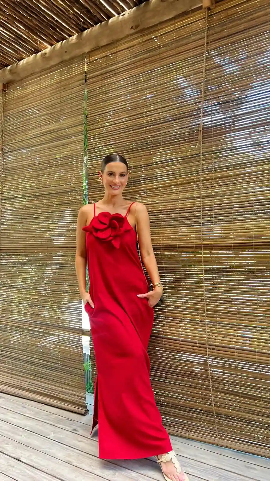 Vestido Flower vermelho longo com aplicação de flor frontal e fenda discreta, Dress Eleven