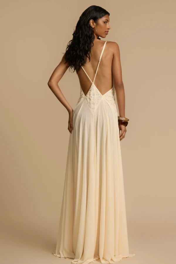 Vestido longo Greta com costas abertas e alças finas cruzadas, caimento fluido e sofisticado para eventos noturnos.