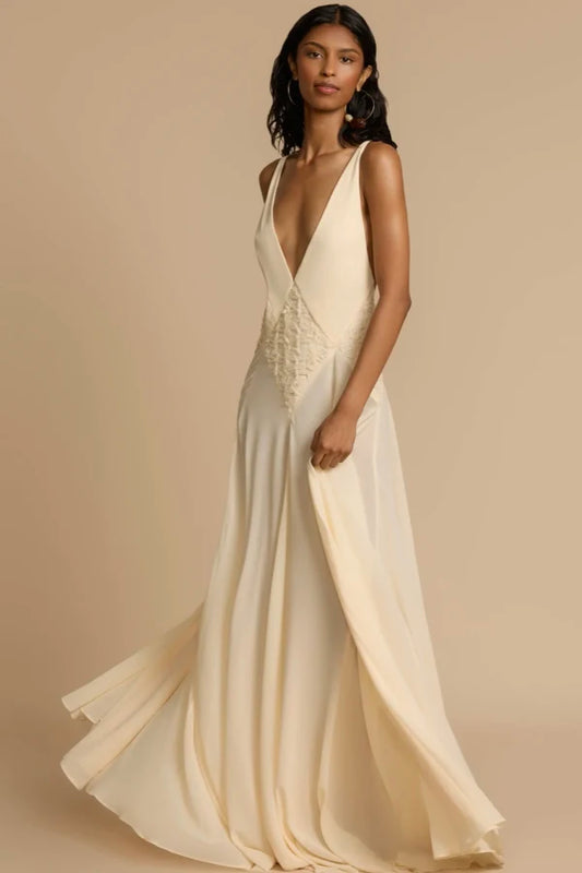 Vestido longo Greta com decote profundo em V e cintura marcada em renda, vista lateral elegante, ideal para festas e casamentos.