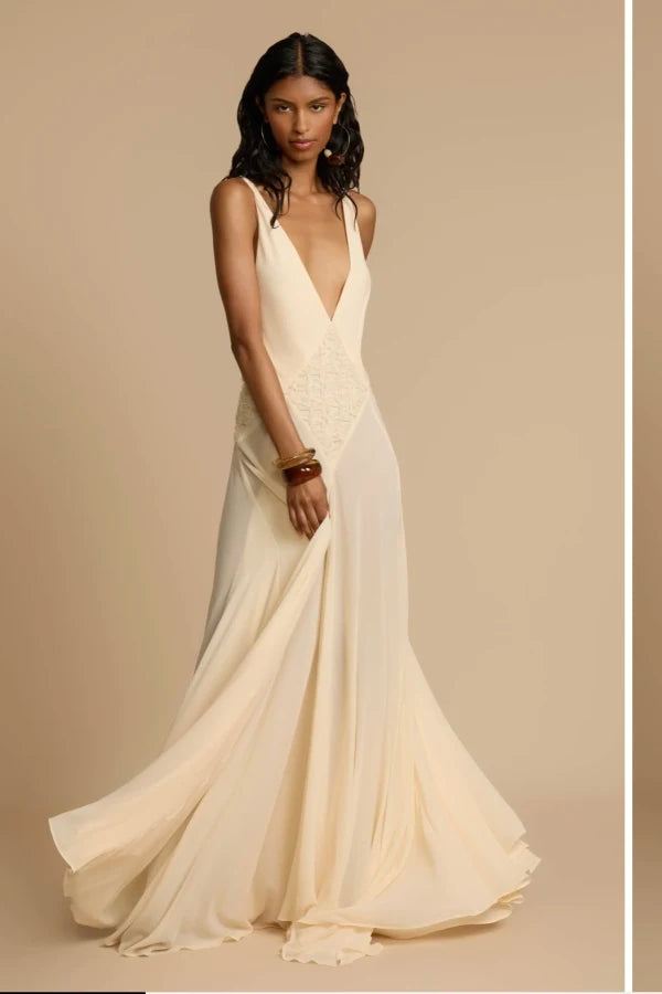 Vestido longo Greta com decote profundo em V, detalhes em renda e caimento fluido, vista frontal sofisticada.