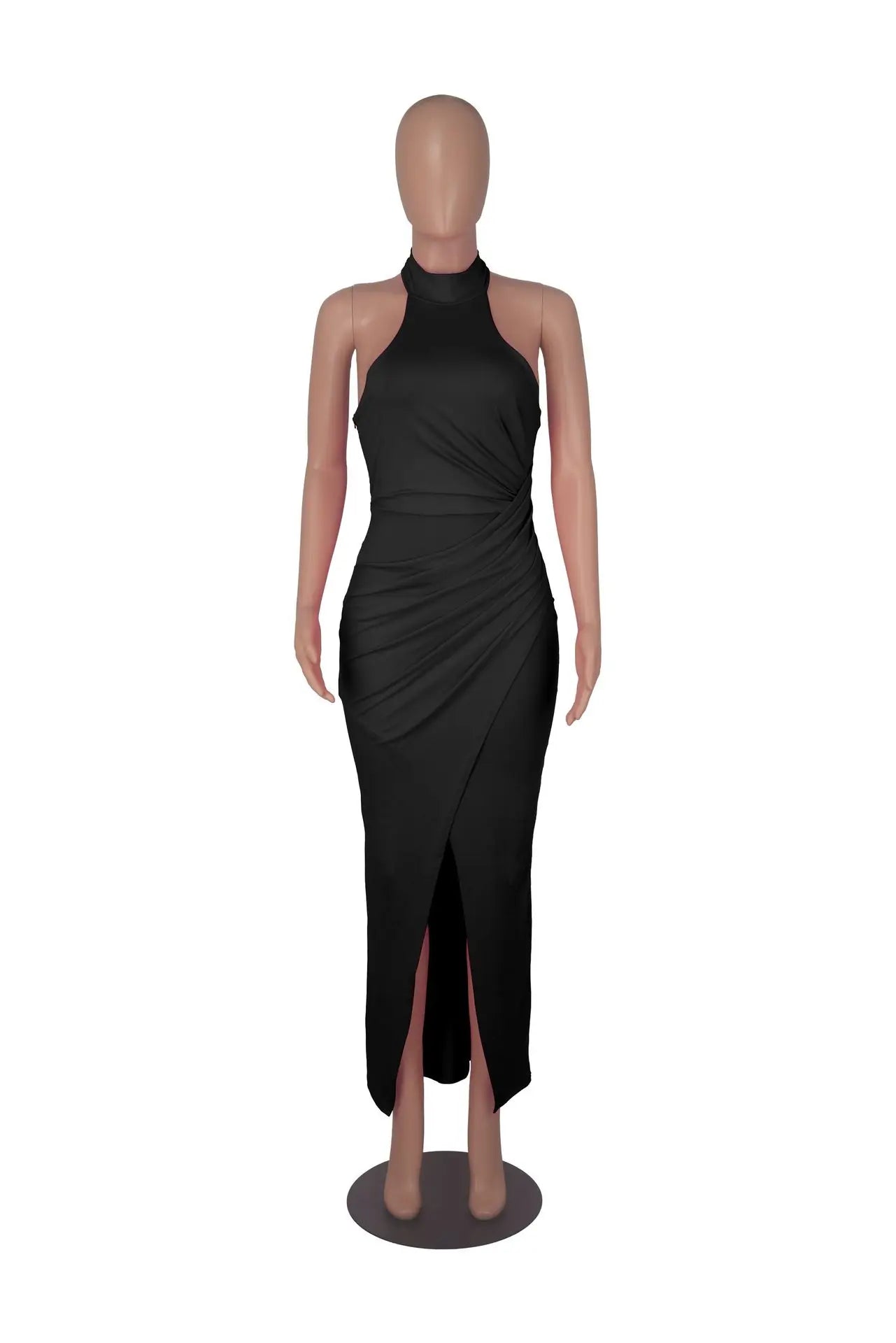 Vista traseira do vestido halter preto no manequim — recorte elegante e fechamento discreto.

