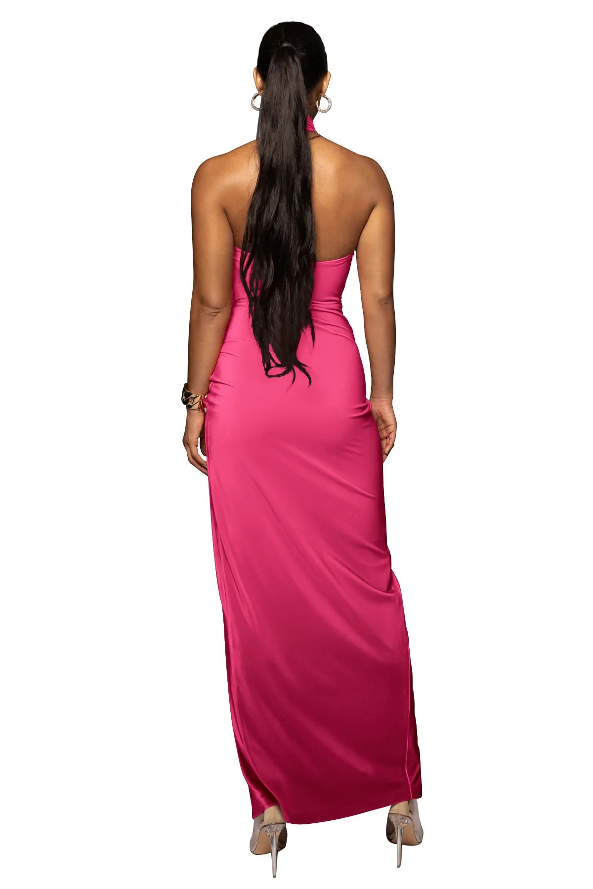 Vista traseira do vestido rosa com gola halter e caimento ajustado — elegância com sensualidade discreta.