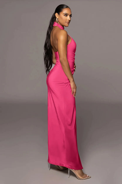 Lateral do vestido rosa halter com caimento justo e detalhe na cintura — ideal para destacar a silhueta.