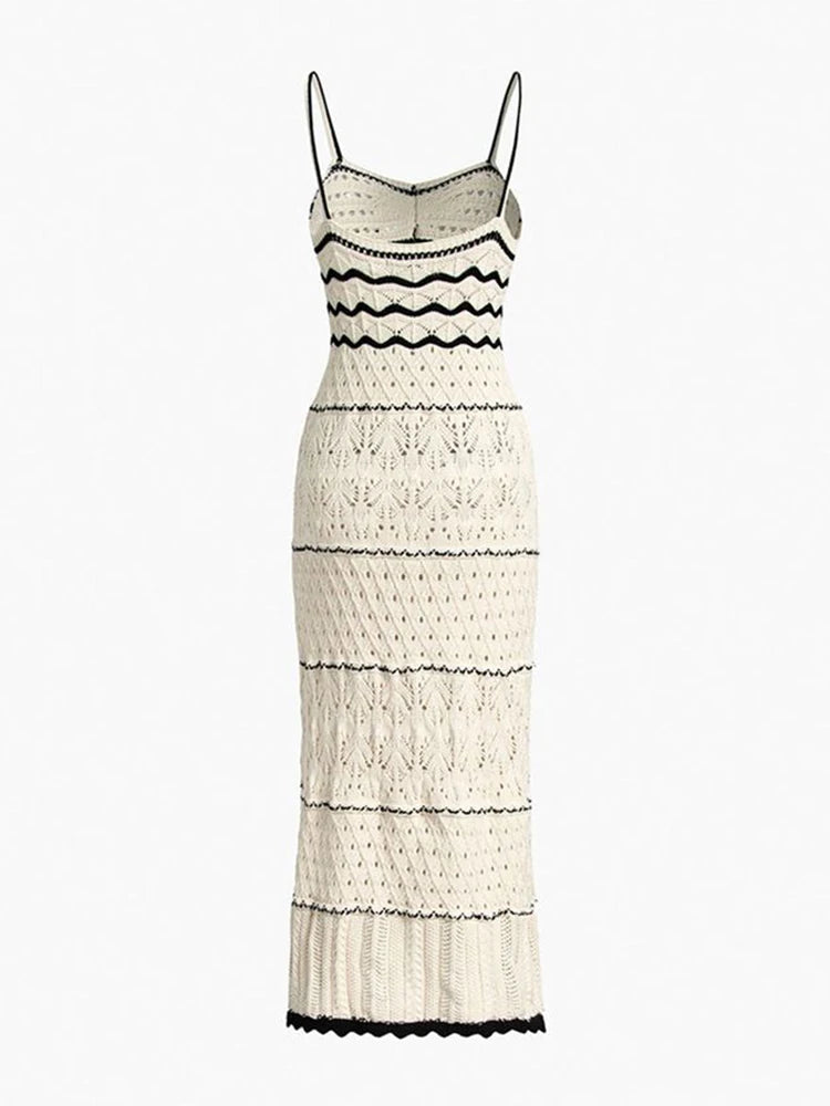 Vestido longo de crochê branco com listras pretas, alças finas e costas abertas, foto traseira em estúdio.