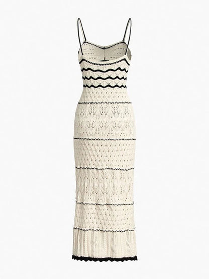Vestido longo de crochê branco com listras pretas, alças finas e costas abertas, foto traseira em estúdio.