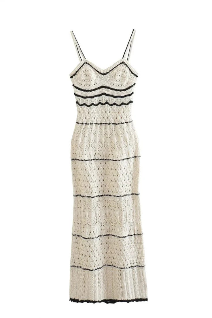 Vestido longo de crochê branco com listras pretas, alças finas e decote em V, foto frontal em estúdio.