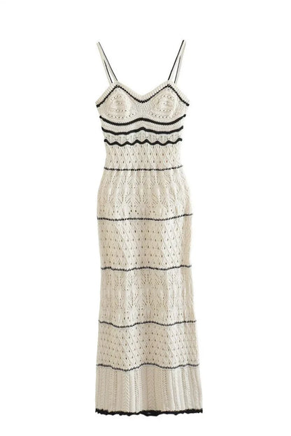 Vestido longo de crochê branco com listras pretas, alças finas e decote em V, foto frontal em estúdio.