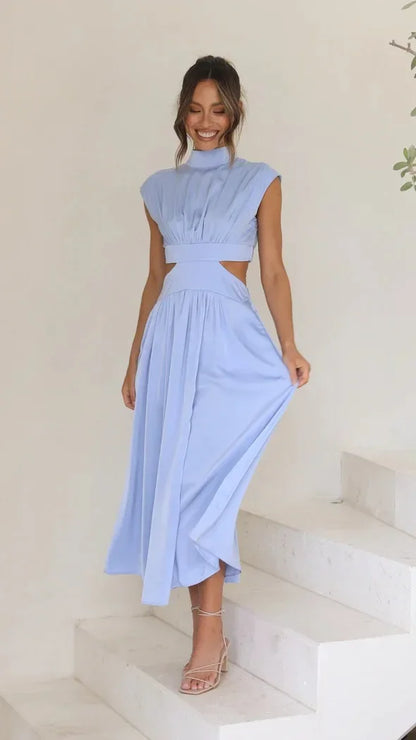 Vestido Jade midi azul claro com gola vertical, recortes laterais e cintura marcada, fotografado de frente.