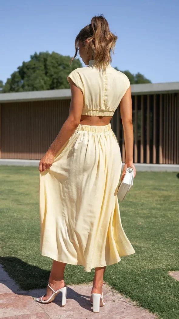 Vista traseira do Vestido Jade midi com gola vertical e recortes laterais, cintura marcada e saia fluida.