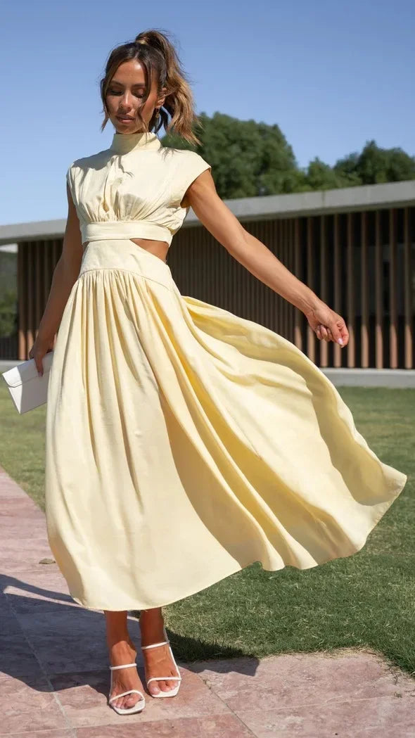 Vestido Jade midi com gola vertical, recortes laterais e cintura marcada, fotografado de frente em movimento ao ar livre.